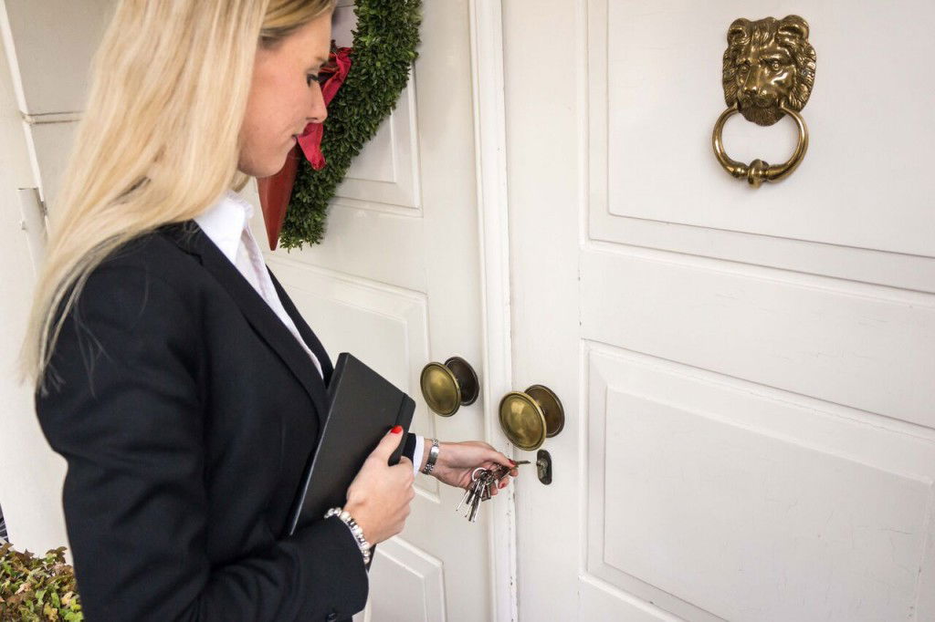 Rundgang.jpg Frau Filusch öffnet eine repräsentative Tür, lächelt leicht und vermittelt Vertrauen und Kompetenz bei der Vermietung und dem Verkauf von Privat- und Gewerbeimmobilien