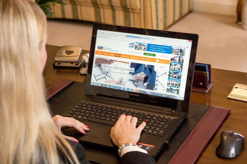 Suche.jpg Frau Filusch von Vliegen & Partner Immobilien recherchiert den Immobilienmarkt am Laptop für Beratung und Immobiliensuche“