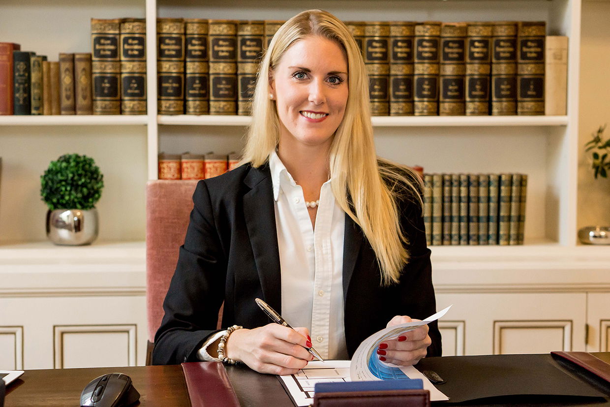 Melissa-Filusch.jpg Geschäftsführerin der Immobilienagentur Vliegen & Partner, freundlich in die Kamera blickend, vermittelt Kompetenz und Vertrauen