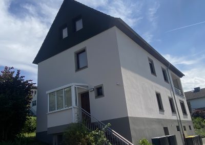 Moderne DG-Wohnung in Niederbachem zu vermieten